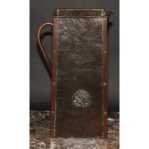 2210 - An early 20th century Arts and Crafts planished copper square jug, in the manner of Newlyn, slightly... 