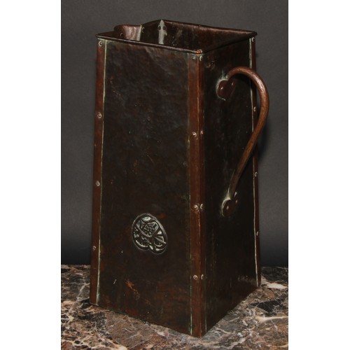 2210 - An early 20th century Arts and Crafts planished copper square jug, in the manner of Newlyn, slightly... 