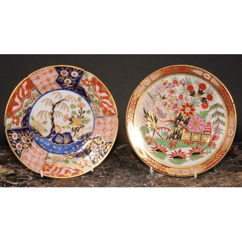 129 - A Flight Barr and Barr plate, decorated in the chinoiserie manner, with pagoda, bridge, bird and roc... 