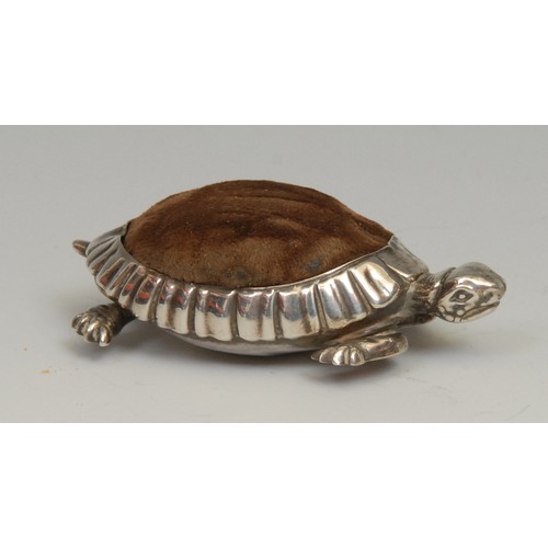 795 - An Edwardian silver novelty pin cushion, as a turtle, 6.5cm long, Saunders & Shepherd, Birmingham 19... 