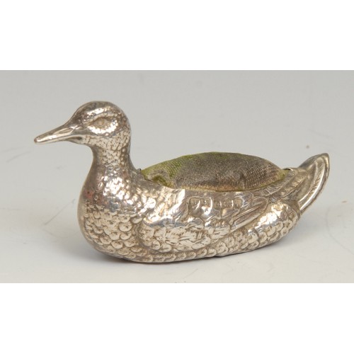 786 - An Edwardian silver novelty pin cushion, as a duck, 6.5cm long, Levi & Salaman, Birmingham 1908