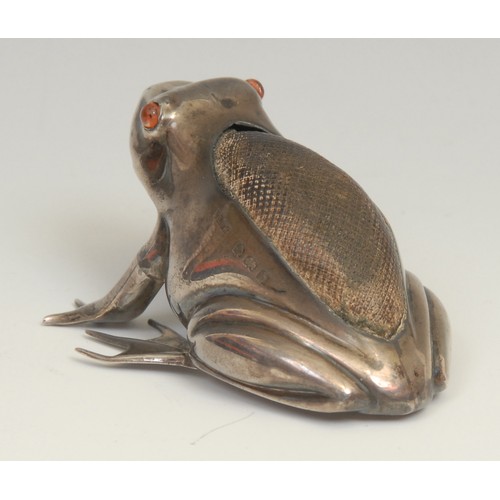 788 - An Edwardian silver novelty pin cushion, as a frog, glass eyes, 6cm long, Saunders & Shepherd, Birmi... 