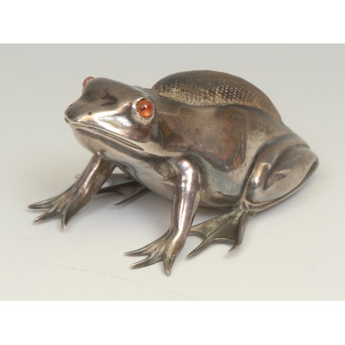 788 - An Edwardian silver novelty pin cushion, as a frog, glass eyes, 6cm long, Saunders & Shepherd, Birmi... 