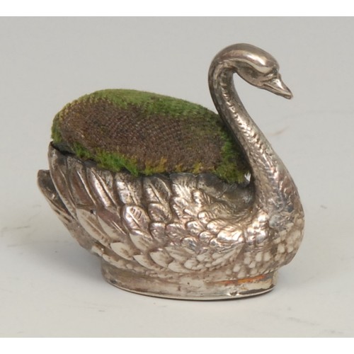 793 - An Edwardian silver novelty pin cushion, as a swan, 2.5cm long, Birmingham 1909