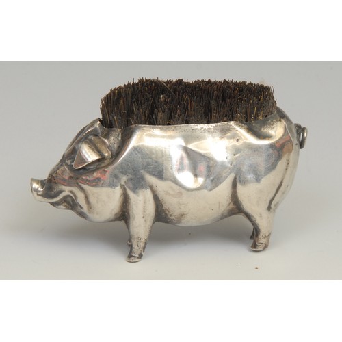 782 - An Edwardian silver novelty pen wipe, as a pig, 7cm long, Birmingham 1907