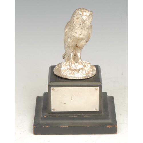 801 - An Elizabeth II cast silver model, of an owl, ebonised plinth, 15cm high overall, John Pinches (Meda... 