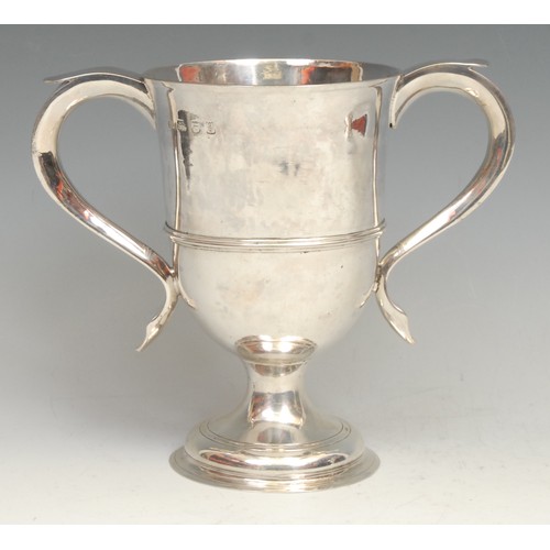 832 - Hester Bateman - a George III silver bell shaped loving cup, centre girdle, scroll-capped handle, do... 