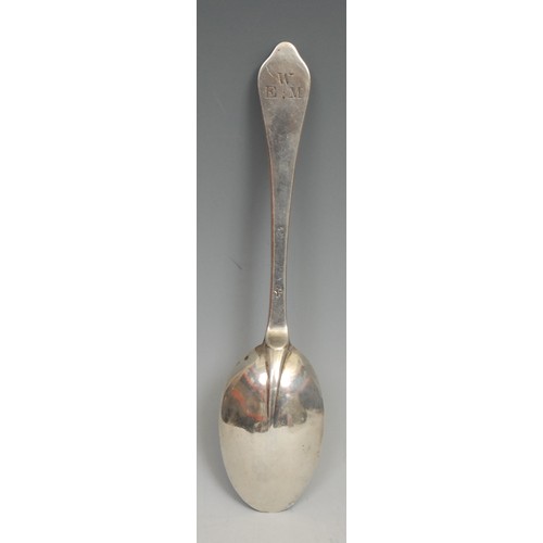 504 - A Queen Anne silver Dog Nose pattern spoon, rat tail bowl, 18.5cm long, c.1705