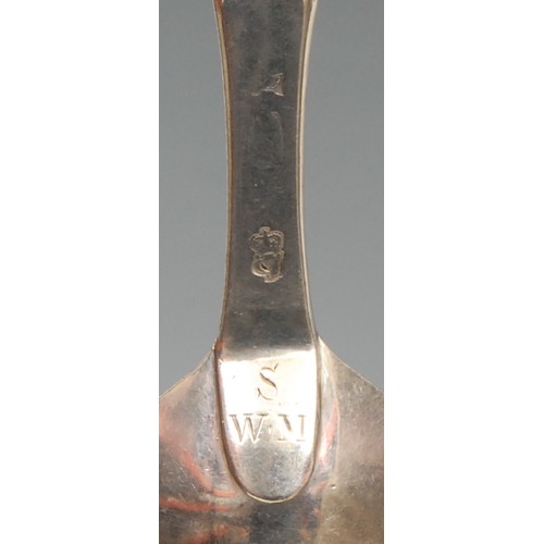 507 - An 18th century Irish silver marrow spoon, scoop terminal, 22.5cm long, Dublin, c.1740

Provenance: ... 