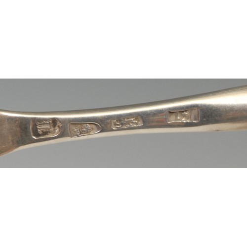 494 - A George II silver marrow spoon, scoop terminal, 22.5cm long, James Tookey, London 1757

Provenance:... 