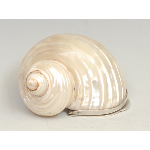 824 - Conchology - a silver mounted novelty snuff box, formed from a pearl nautilus shell, hinged cover, 6... 