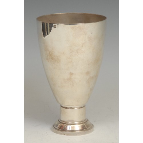 823 - Cartier - a French silver beaker, quite plain, 12cm high, early 20th century, 124g