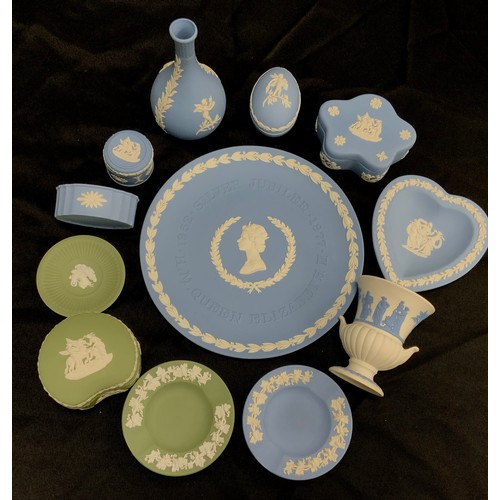 165 - Wedgwood jasperware trinket trays and small vases, in basalt green and blue( 12)