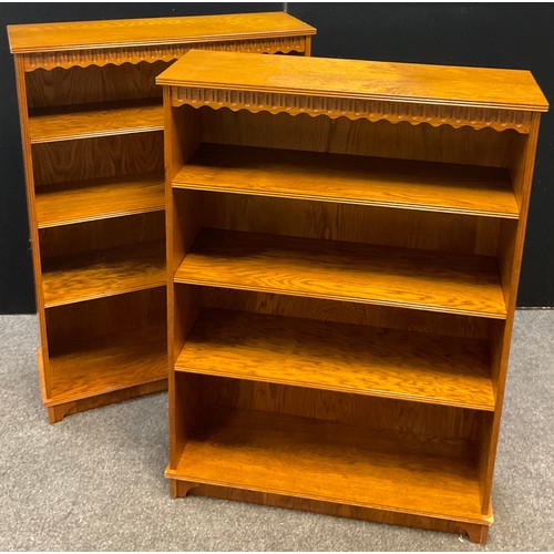 199 - A pair of oak veneered open bookcases, four tiers of shelving to each, 134cm high x 97cm high x 32cm... 