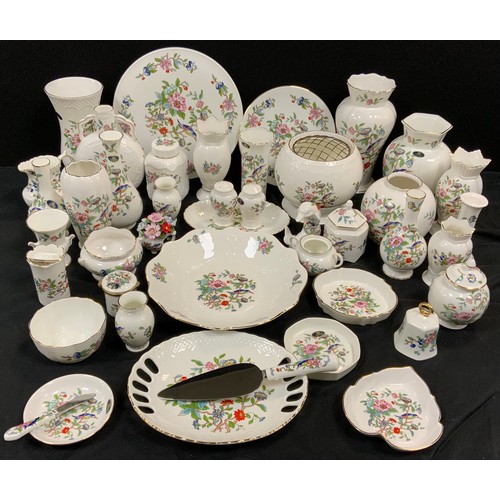 211 - Aynsley Pembroke pattern table ware inc jar and cover,  fruit bowl, cruet set, trinket dishes and va... 