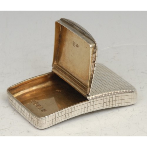 485 - A George III silver curved rounded rectangular snuff box, chequered overall, the cover flush-hinged ... 