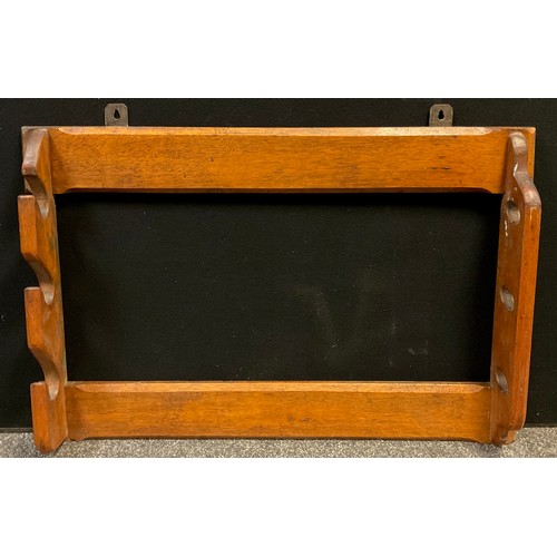 320 - A wall mounting oak gun or rifle rack, with three slide holder apertures, 62cm high, 92cm wide