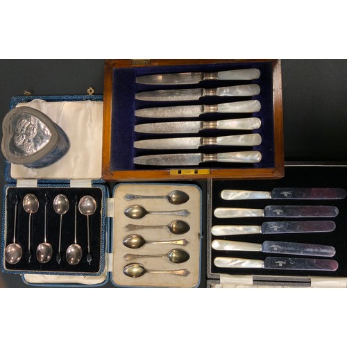 390 - A cased set of six tea spoons, Sheffield 1935; others coffee bean spoons, etc, 150g gross, silver pl... 