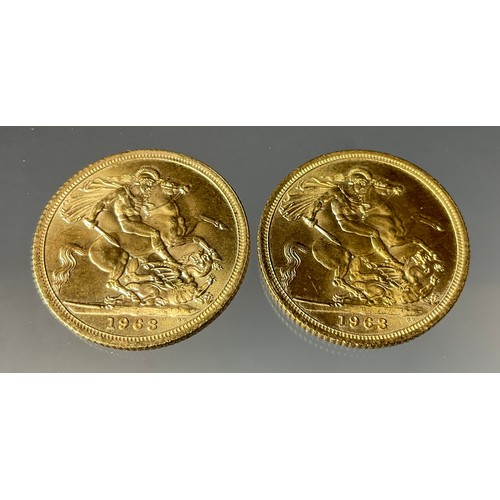 425 - A pair of Elizabeth II sovereigns, London mint, 1963, 16g gross (2)