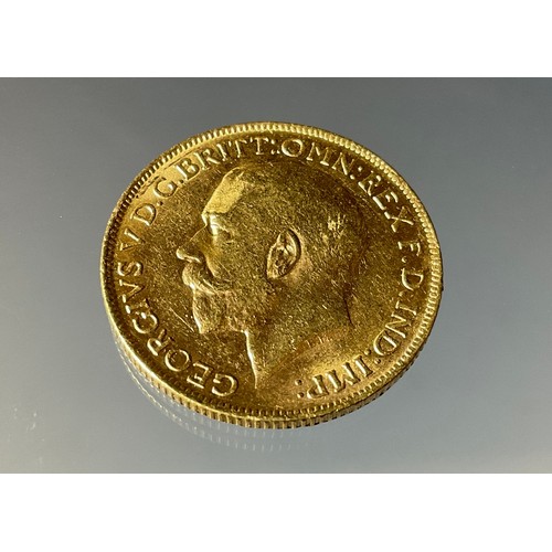 438 - A George V sovereign, Perth mint, 1913, 8g gross