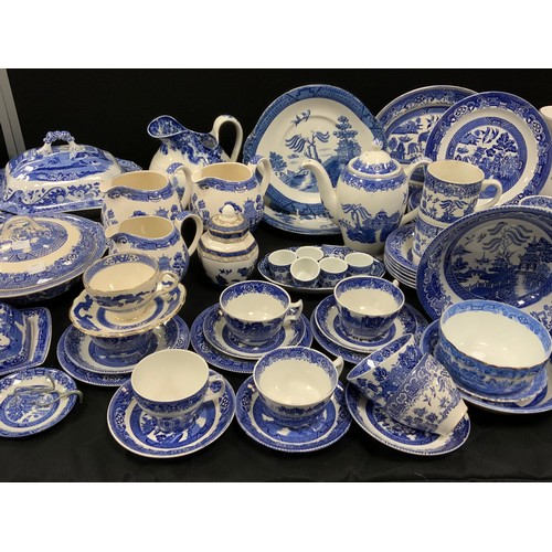 210 - A quantity of blue and white willow pattern table ware including; Spode Italian, Alfred Meakin old w... 