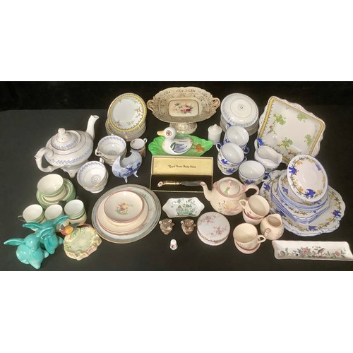 5186 - An Aynsley Bluebird pattern part tea service, comprising cake plate, side plates, cream jug, cups an... 