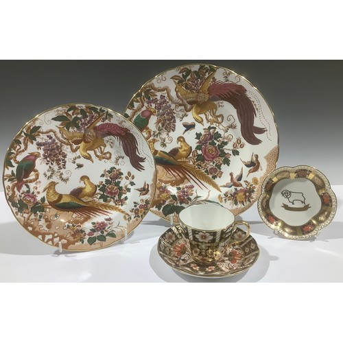 5101 - A Royal Crown Derby Olde Avesbury pattern dinner plate and pair of dessert plates, seconds; a 2451 p... 