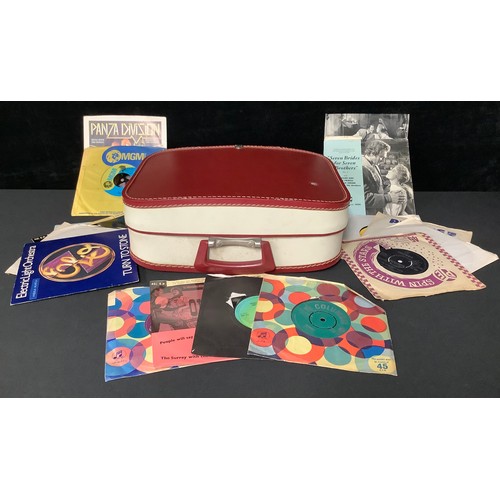 5297 - A Fidelity portable record player, 35cm wide; a small selection on 45rpm records, The Shadows, ELO, ... 