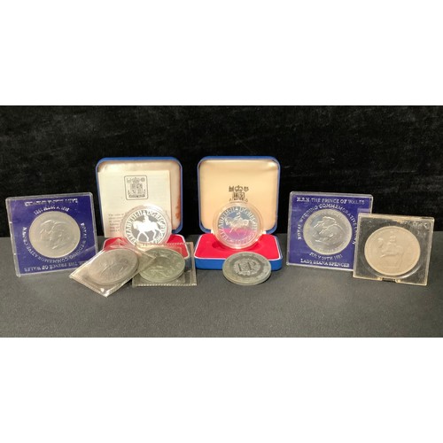 5311 - An Elizabeth II silver Silver Jubilee commemorative coin, boxed; another, boxed; six other cupro-nic... 