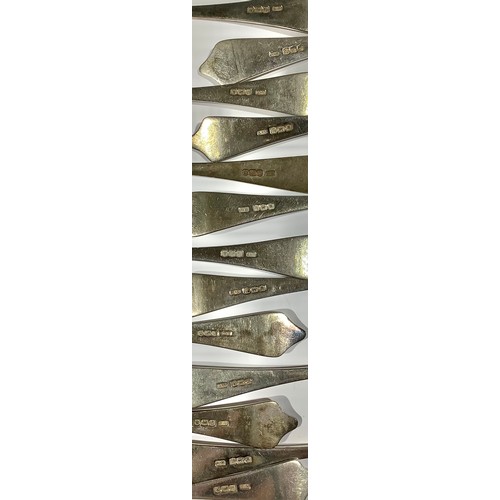 5028 - A set of twelve silver teaspoons, Sheffield 1921; another silver teaspoon, Sheffield 1919; 321g