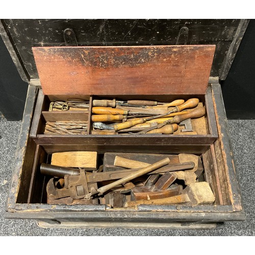 5367 - A large pine carpenter's tool chest, with tools 42cm, 76cm