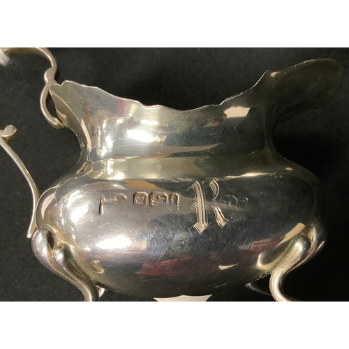 5030 - A silver cream jug and sugar bowl, Walker & Hall, Sheffield 1901; 168g