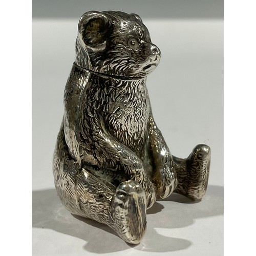 5316 - An Edwardian silver novelty pepper, in the form of a seated teddy bear, 3.5cm high, Birmingham 1909,... 