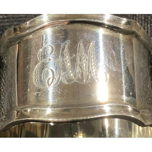 5319 - A Victorian silver napkin ring, Birmingham 1899; other silver napkin rings; 161g (7)