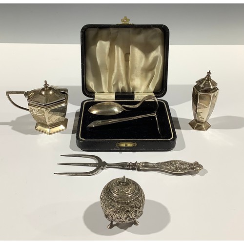 5320 - A George V silver hexagonal mustard and pepper, Birmingham 1919; a silver Christening set, Birmingha... 