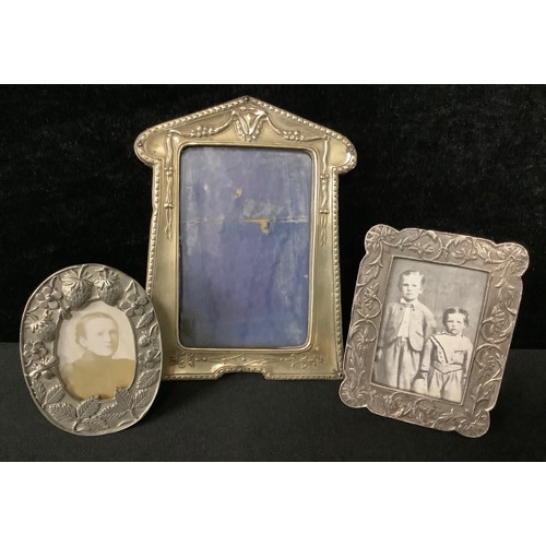 5421 - A silver plated Art Nouveau photograph frame, beaded border, embossed with sinuous swags, 12cm high;... 