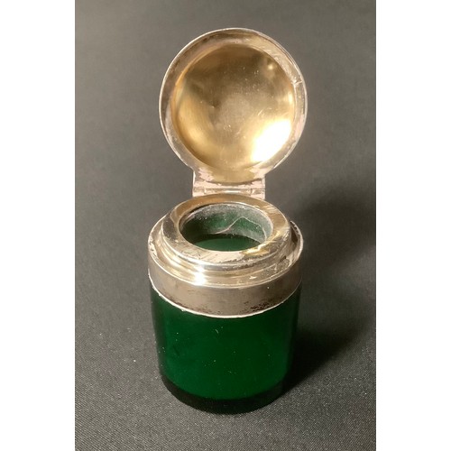 5448 - An Edwardian silver mounted green glass smelling salts bottle, Birmingham 1904