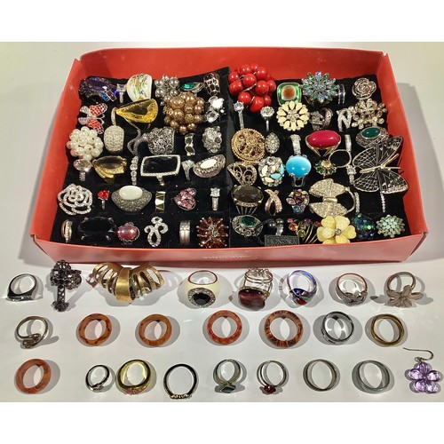 5433 - Costume Jewellery - a quantity of rings