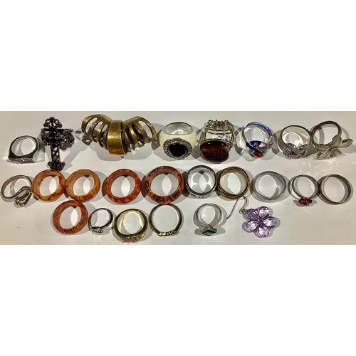 5433 - Costume Jewellery - a quantity of rings