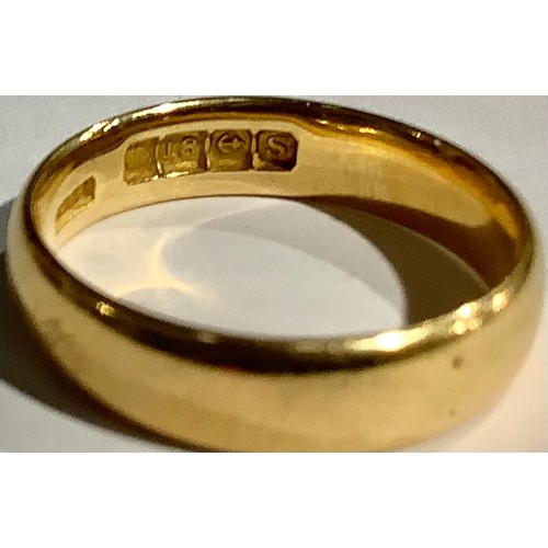 5563 - An 18ct gold wedding band, size O, marked 750, 3g; an 18ct gold wedding band, an 18ct gold signet ri... 