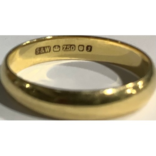 5563 - An 18ct gold wedding band, size O, marked 750, 3g; an 18ct gold wedding band, an 18ct gold signet ri... 