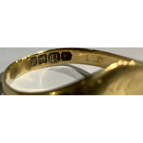 5563 - An 18ct gold wedding band, size O, marked 750, 3g; an 18ct gold wedding band, an 18ct gold signet ri... 