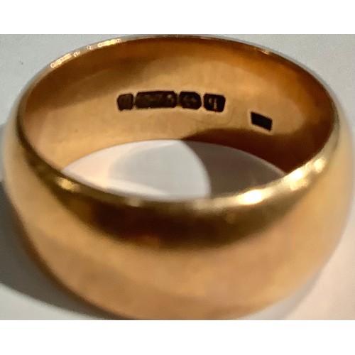 5565 - A 9ct rose gold wedding band, size O, 8g; a 9ct gold signet ring, another smaller, a 9ct gold weddin... 