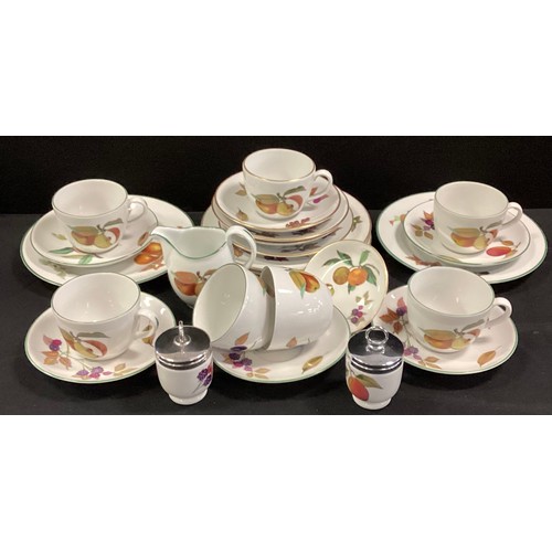 99 - Royal Worcester ‘Evesham Vale’ pattern tea ware including tea cups and saucers; other ware similar w... 