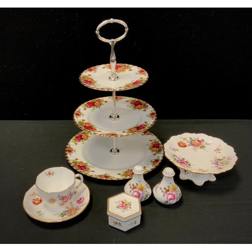 106 - Royal Crown Derby ‘Derby Posie’ ware and other including; pedestal Bon Bon dish, 7cm high, trinket b... 