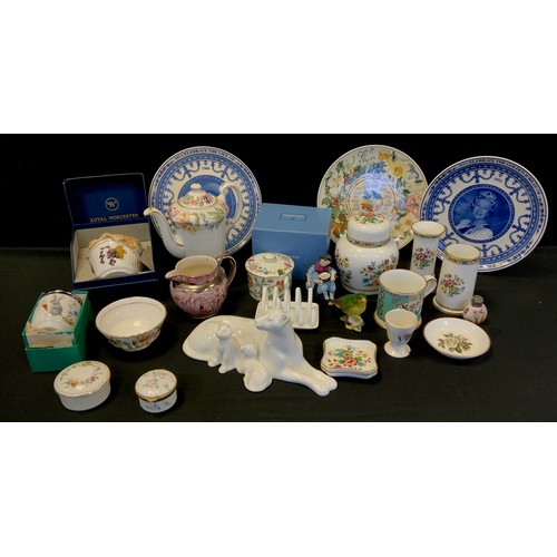 107 - Ceramics - Wedgwood ‘Countryware’ toast rack, boxed, Coalport ‘Ming Rose’ ware, Royal Doulton images... 