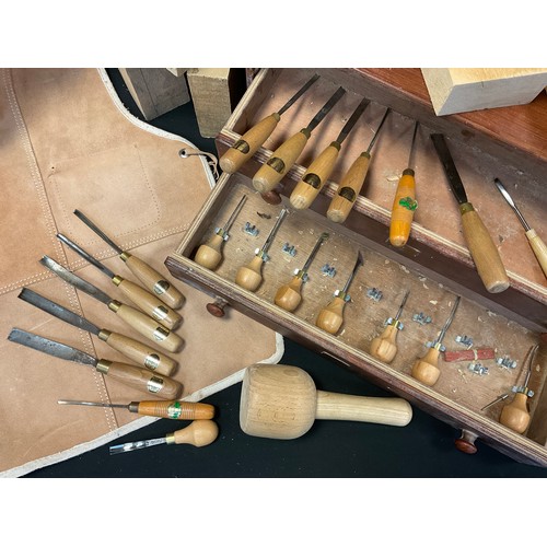 133 - A set of wood-carving tools, including Ashley Iles Blockcutters / palm chisels - curved gouge (vario... 