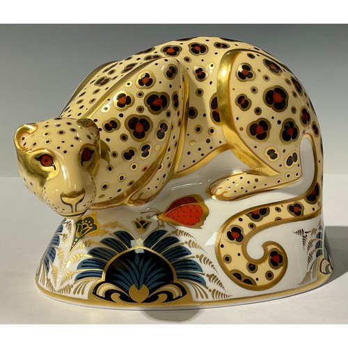 5159 - A Royal Crown Derby paperweight, Savannah Leopard, Endangered Species, exclusively commissioned by S... 