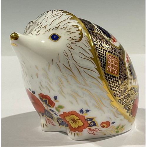 5129 - A Royal Crown Derby paperweight, Old Imari Hedgehog, decorated in the 1128 pattern, exclusive to Pet... 