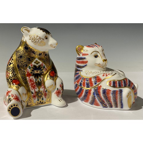 5093 - A Royal Crown Derby paperweight, Imari Bear, printed in the 1128 pattern, gold stopper, 10cm, printe... 